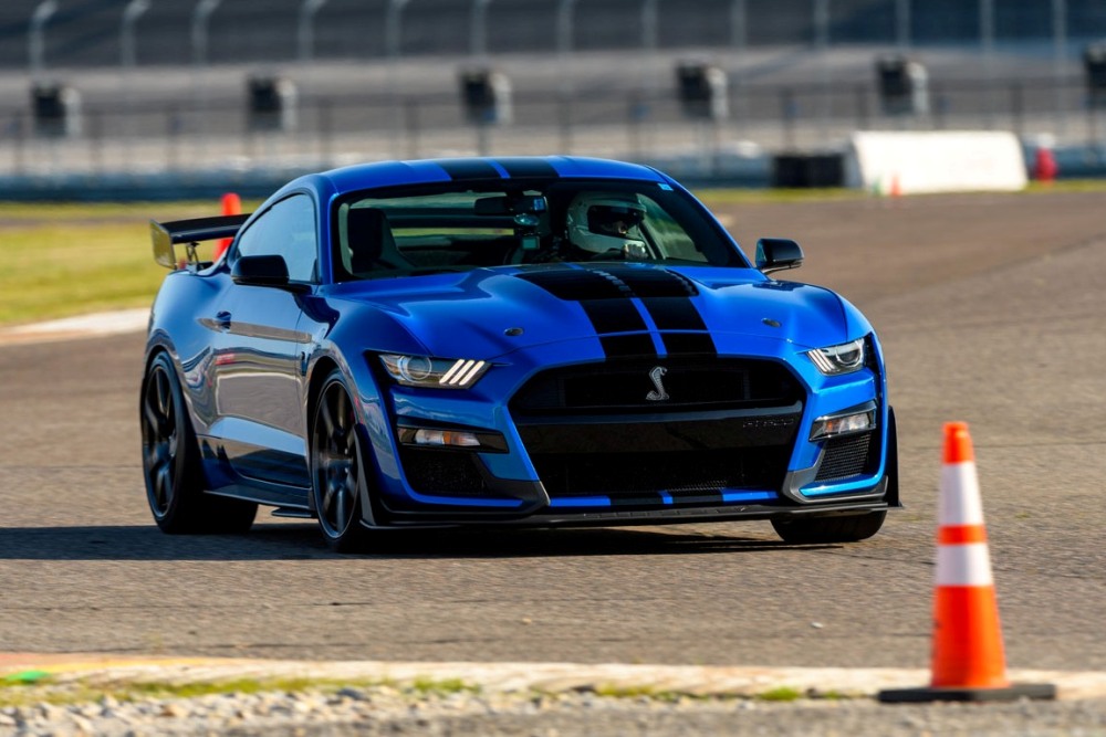 Ford Mustang Shelby GT500 Elicits Speed-Induced Hypnotic State of Euphoria