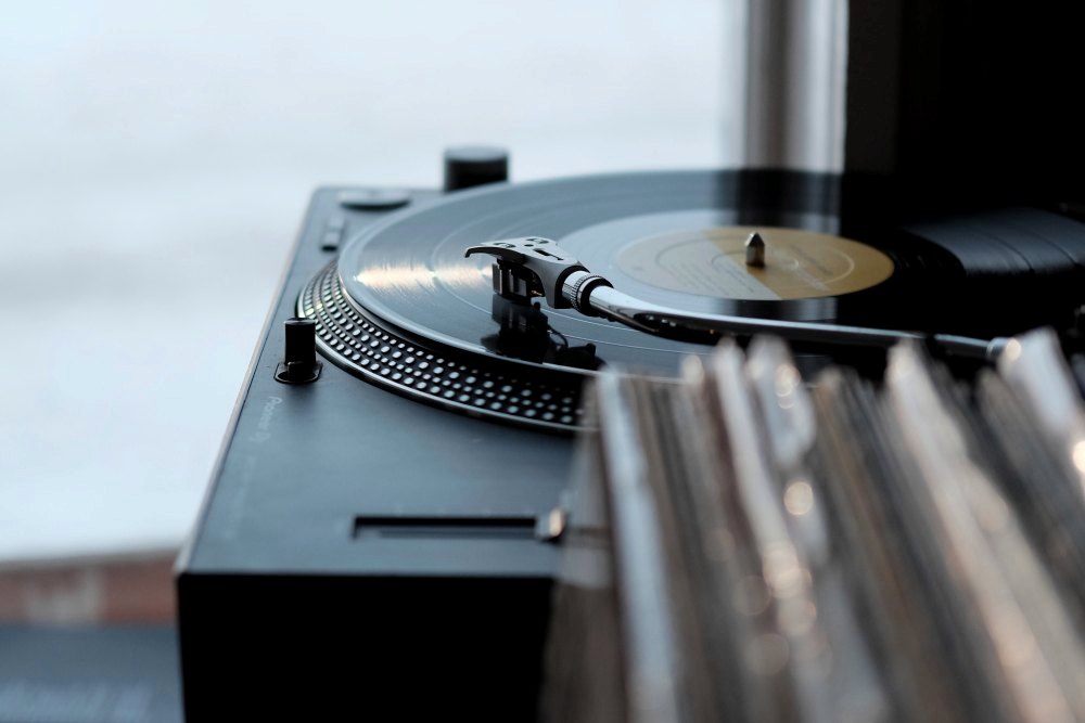 6 Reasons People Still Prefer Listening to Vinyl Records